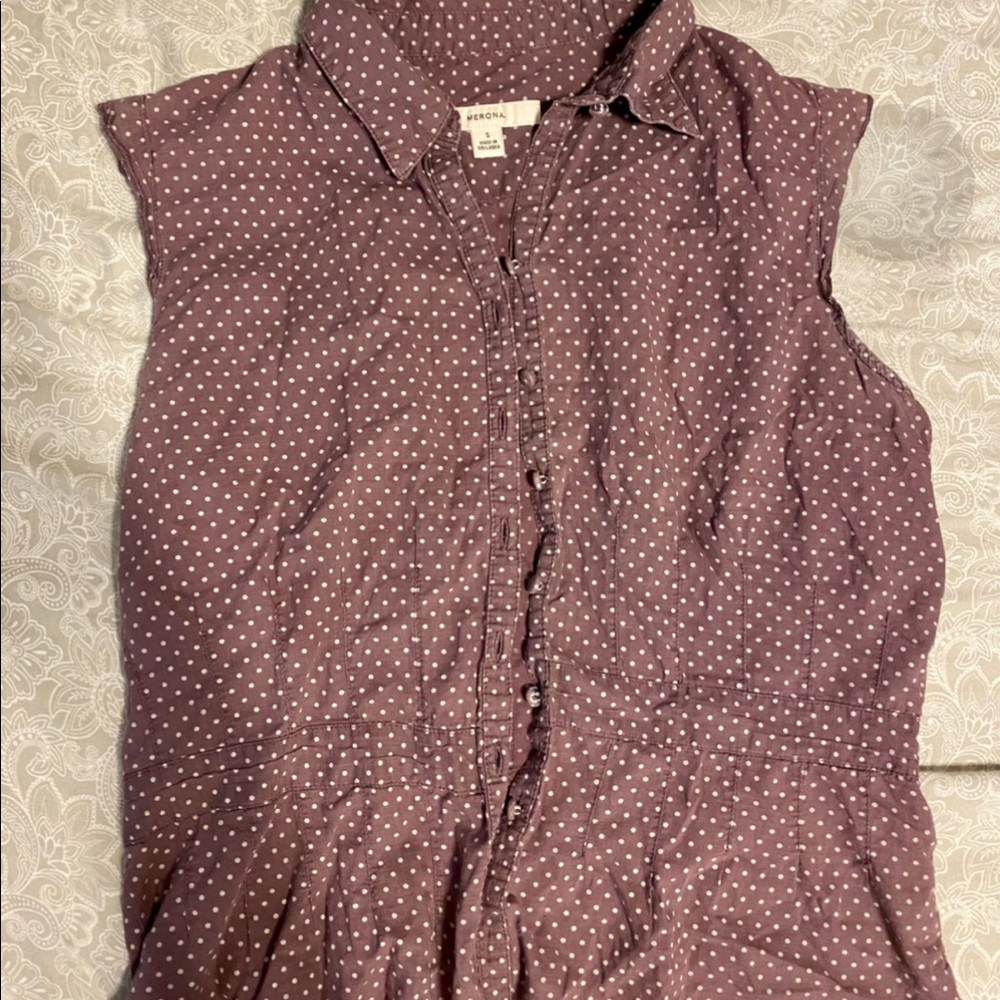 Super cute button up top😊